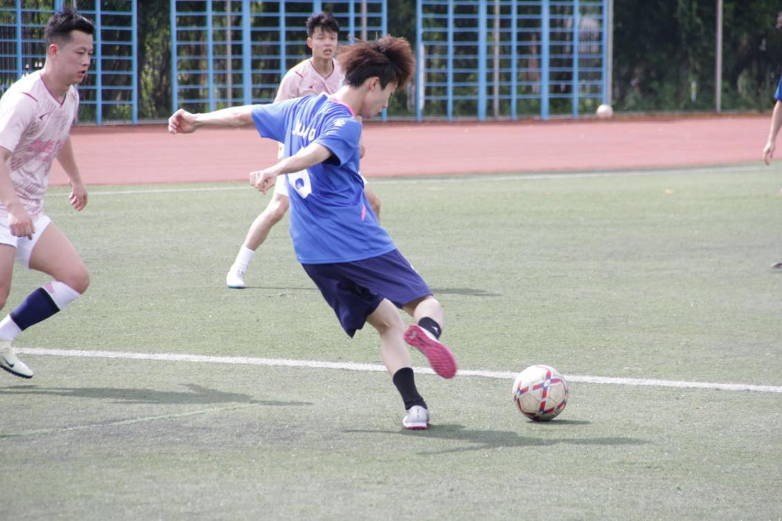 包含湿地青少年踢足球比赛，共同追求胜利的词条