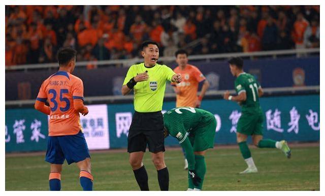 场上火爆冲突不断，裁判员难以调控现场形势的简单介绍