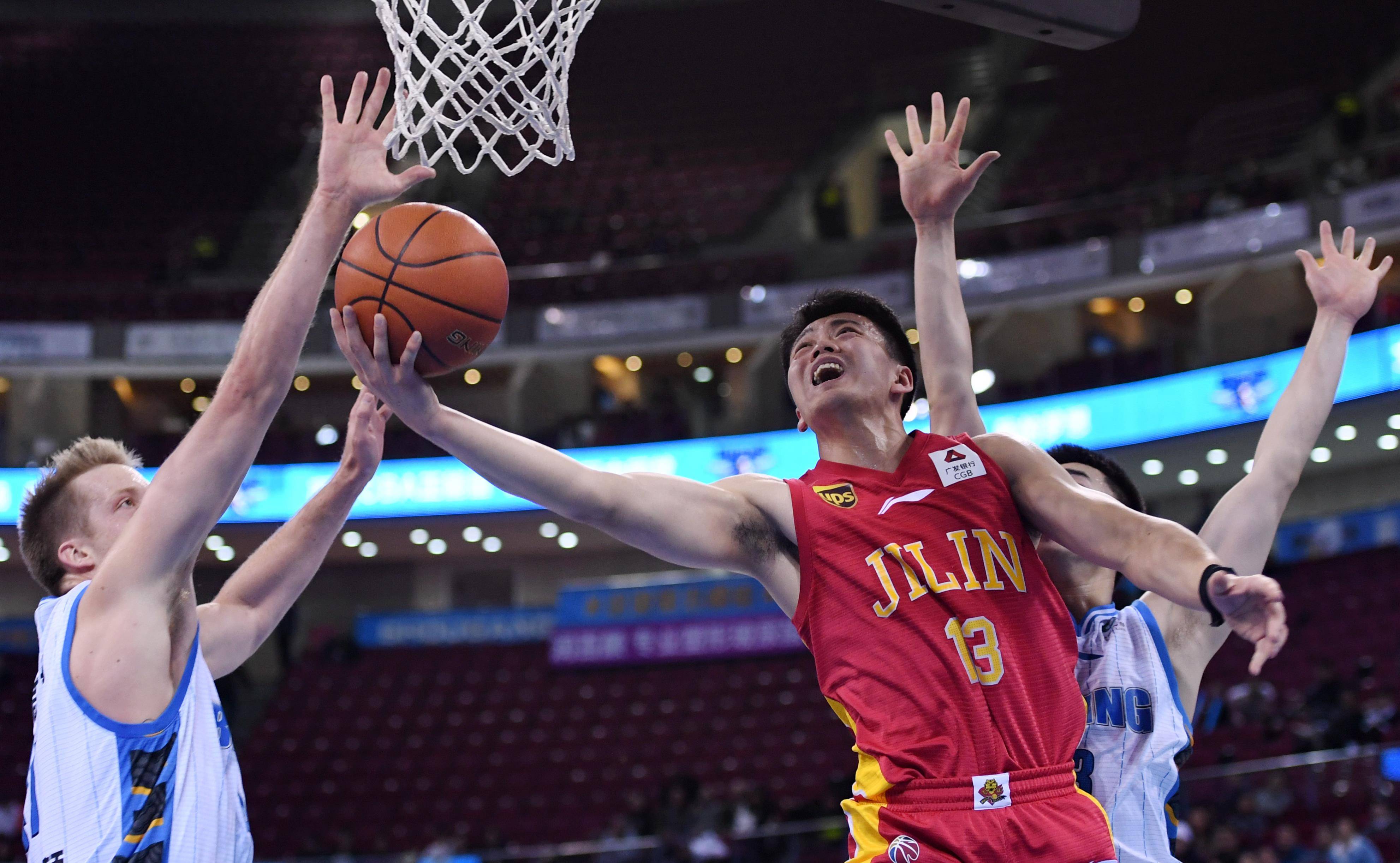 场上火爆冲突不断，裁判员难以调控现场形势的简单介绍