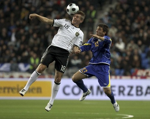 昂扬斗志!欧洲杯预选赛选手全力以赴 昂扬斗志!欧洲杯预选赛选手全力以赴