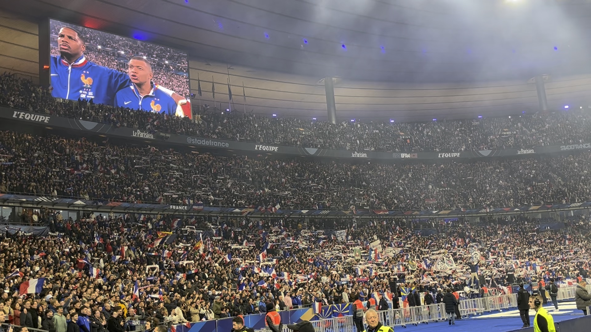 比赛精彩！欧预赛赛场上掀起热闹氛围