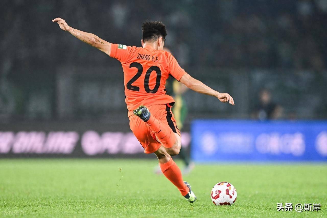 足坛精英尽显技艺，赛场上演精彩演绎