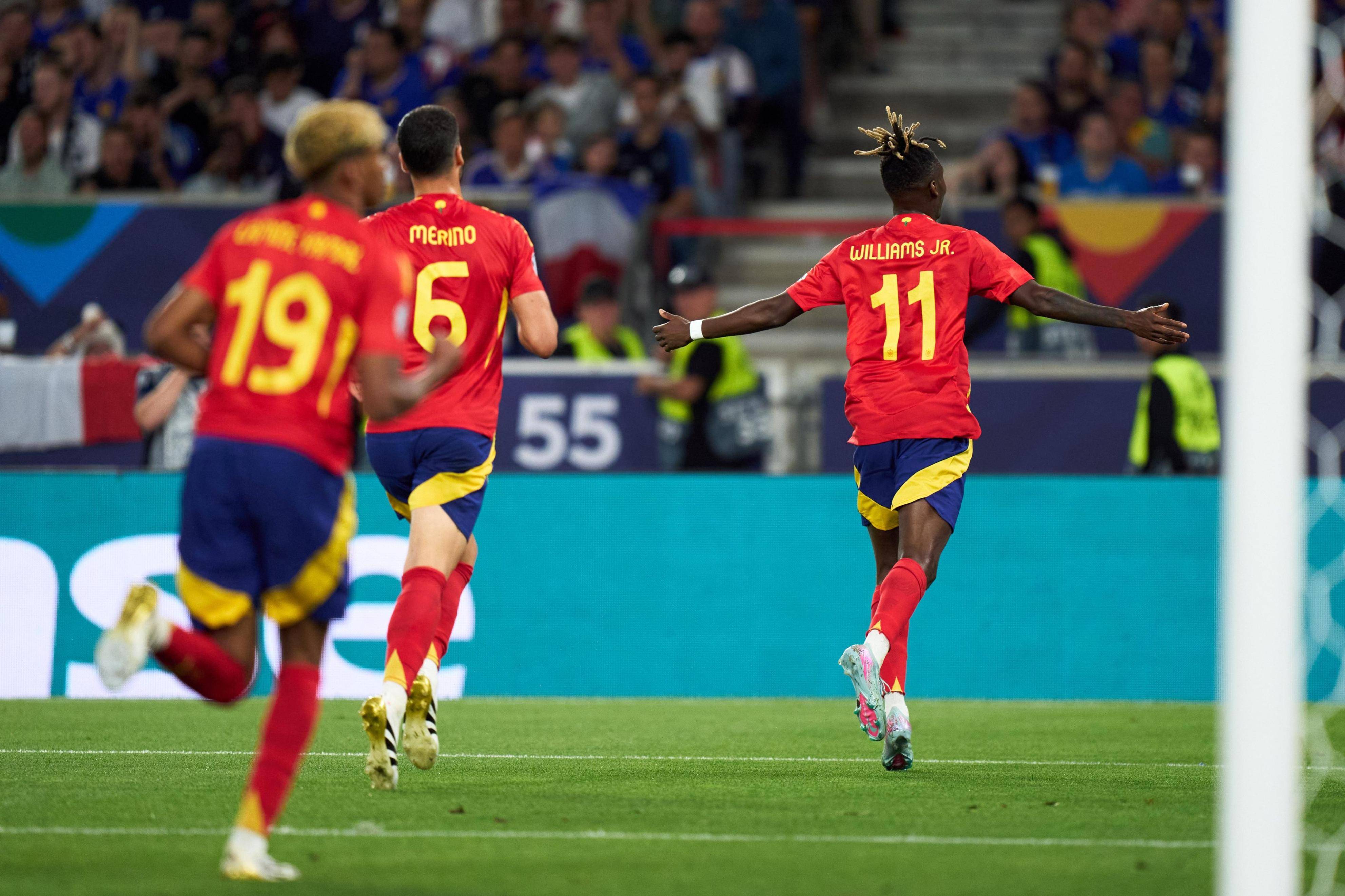 西班牙在主场五球大胜扫除意大利，提前实现欧洲杯晋级