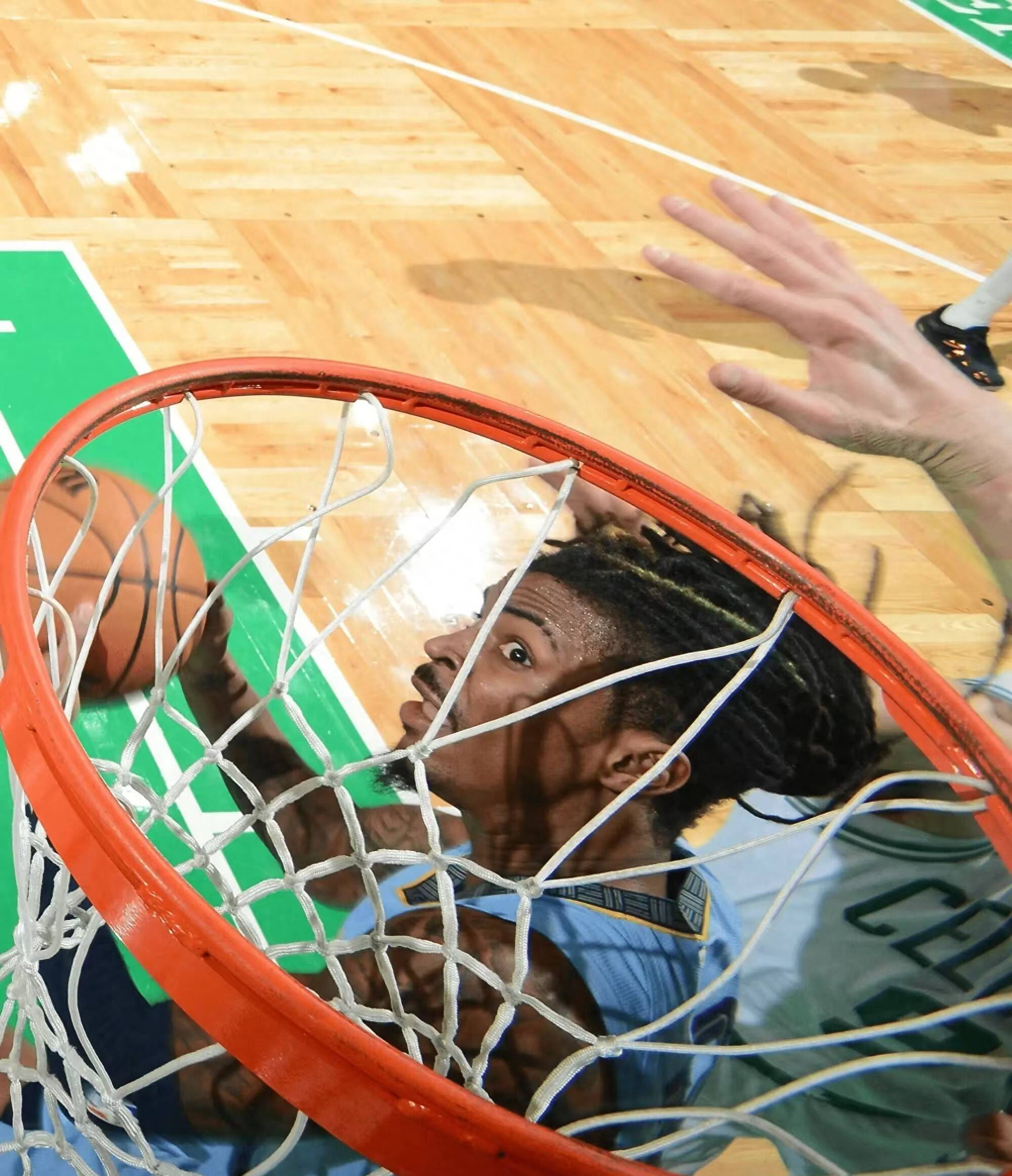 76人不敌马刺，西蒙斯受伤离场