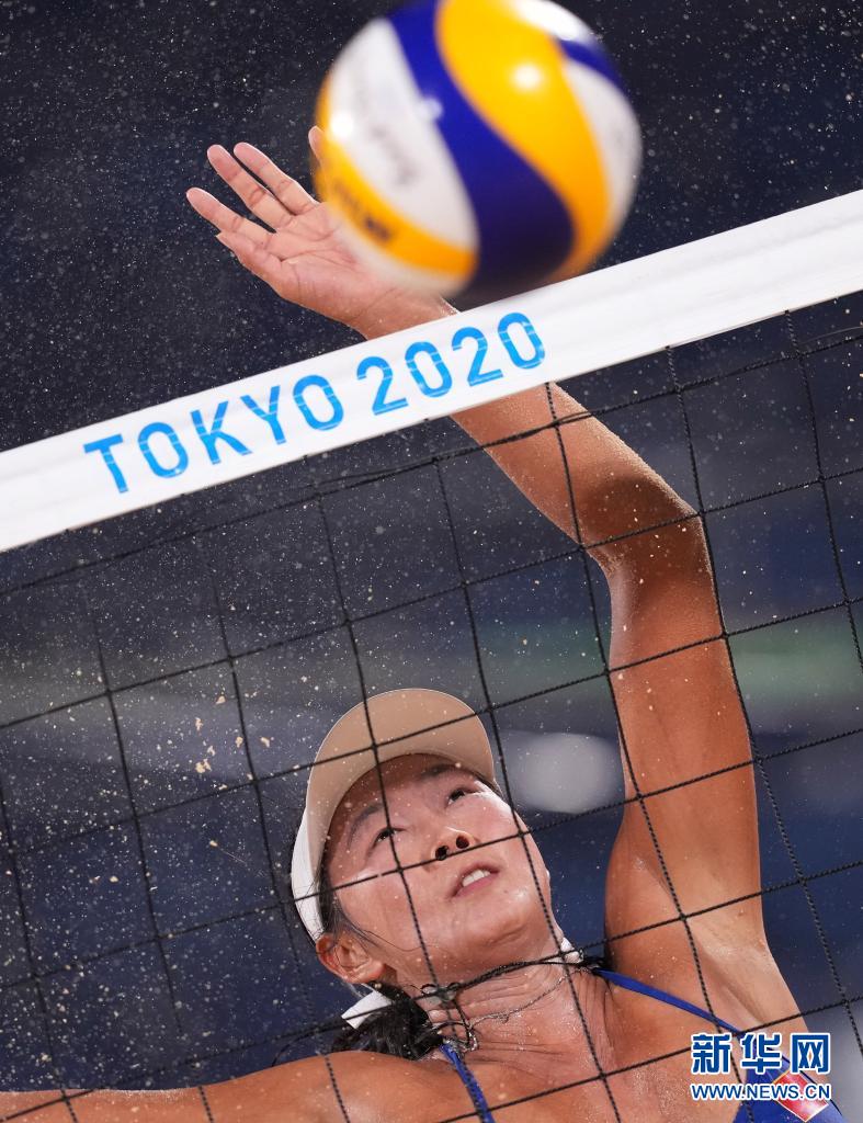 巴西选手在沙滩排球比赛中晋级