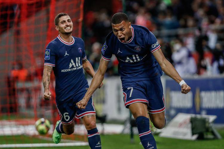 法国新秀进入法甲球队主力阵容，展现潜力