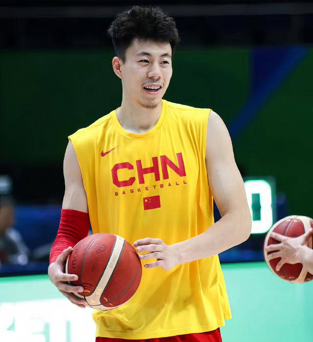 青年篮球联赛决赛热身赛，球员状态火热