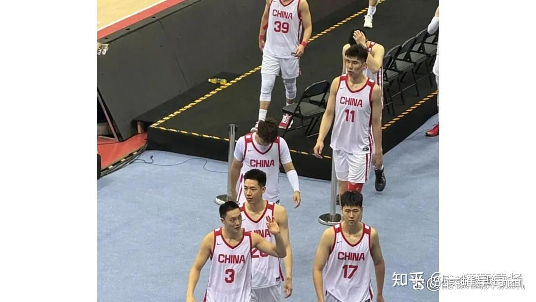 青年篮球联赛决赛热身赛，球员状态火热