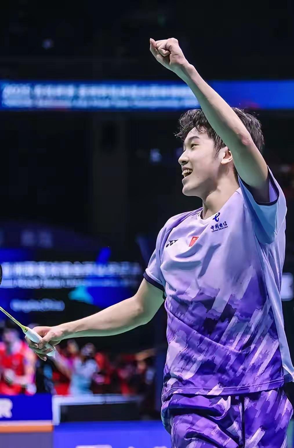 羽毛球运动员逆风翻盘欢呼声不绝于耳