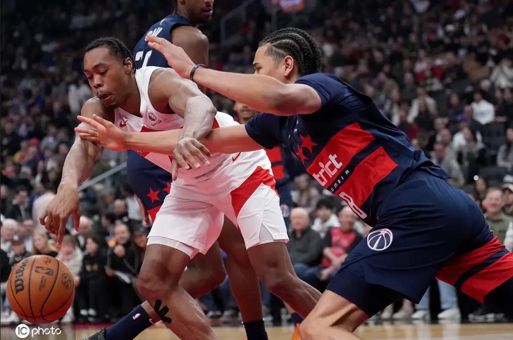 猛龙球员力挽狂澜，帮助球队逆转战局