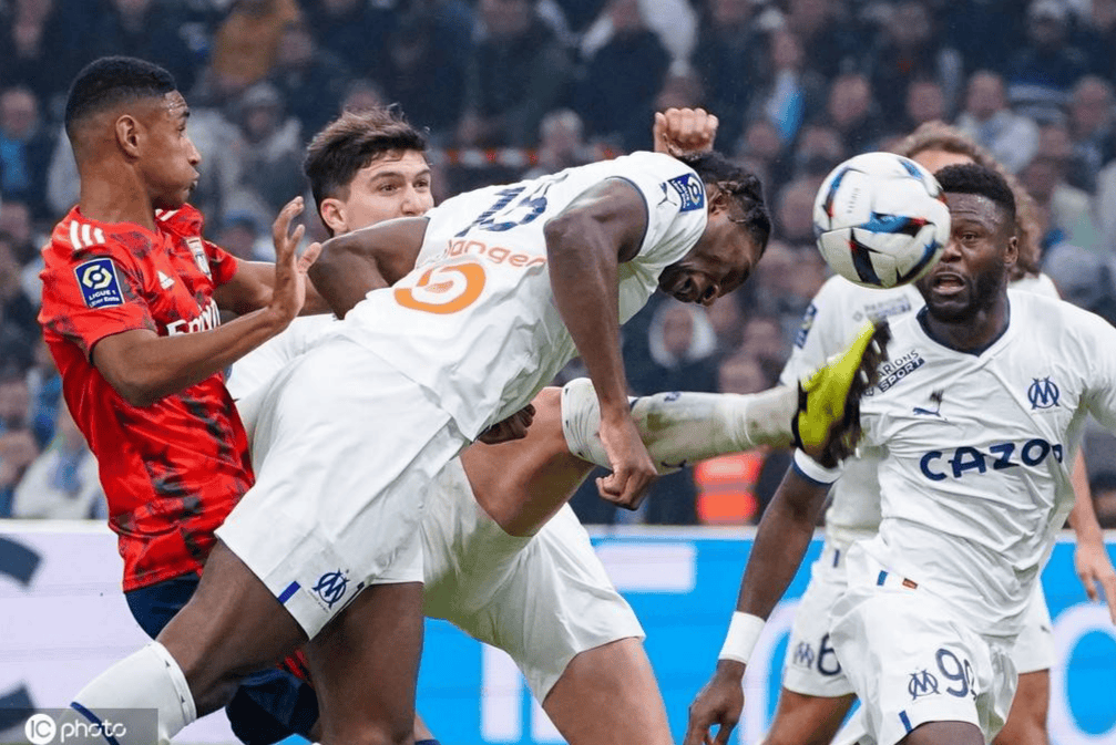 马赛遭遇严峻挑战，球员迎难而上