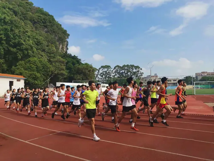 体育健将彩排练习透出自信光芒