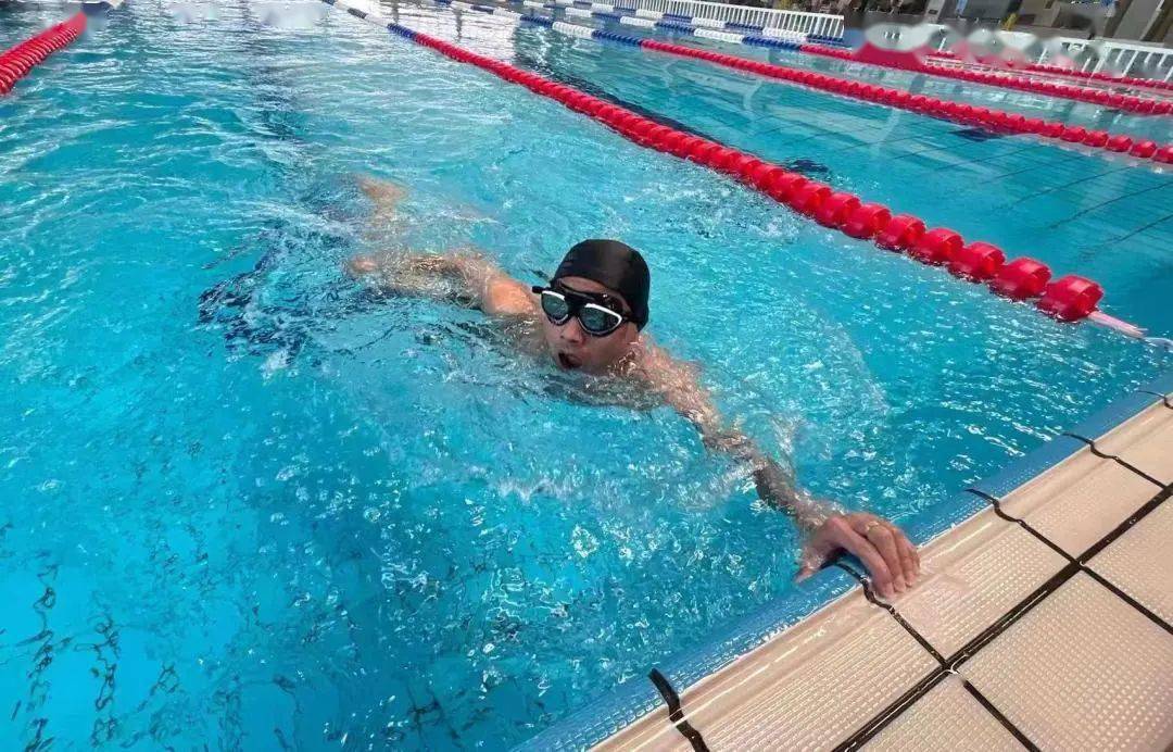 游泳选手努力划水,冲刺终点线 游泳选手努力划水,冲刺终点线