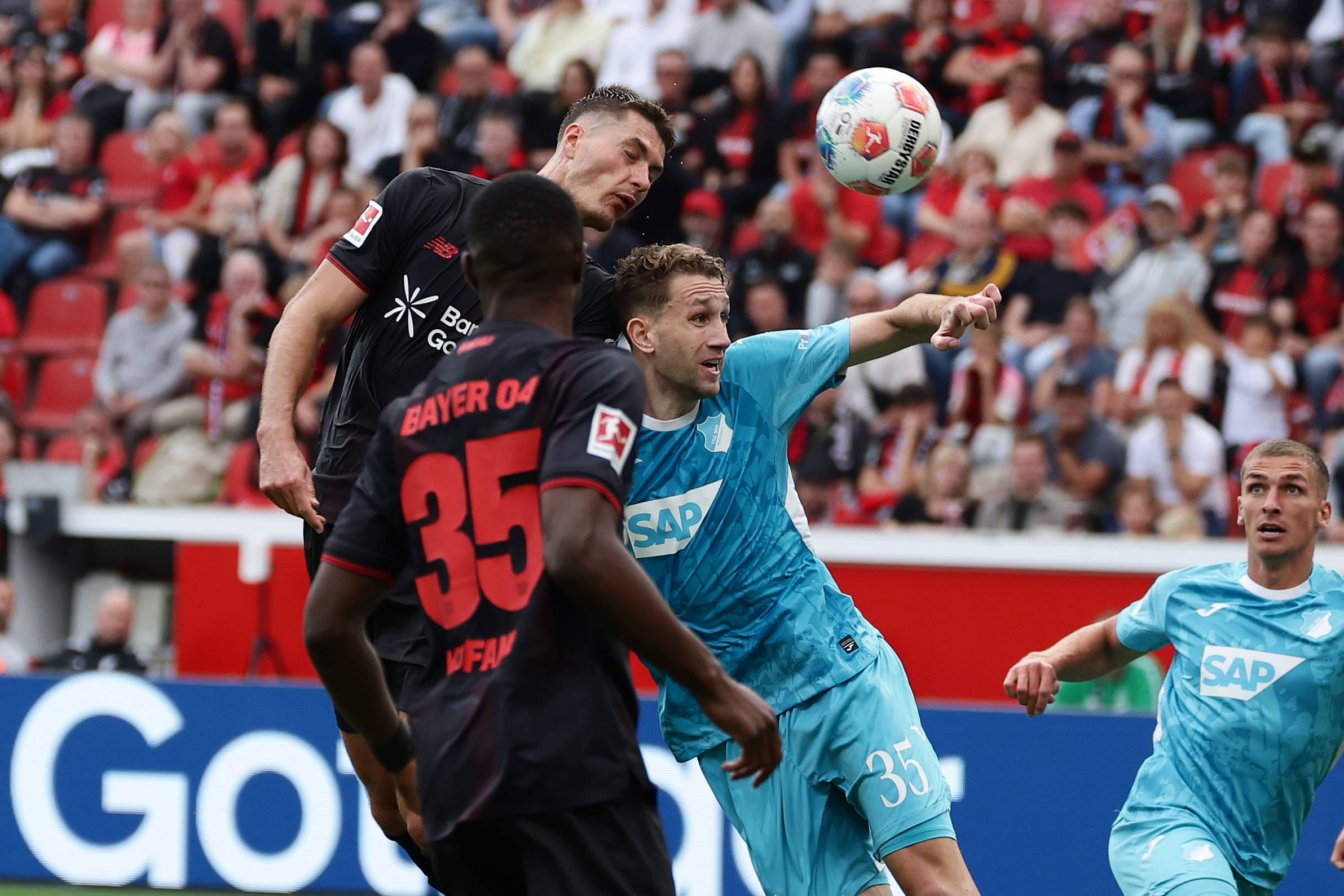 霍芬海姆主场大胜,横扫沙尔克登顶德甲积分榜 霍芬海姆主场大胜,横扫沙尔克登顶德甲积分榜